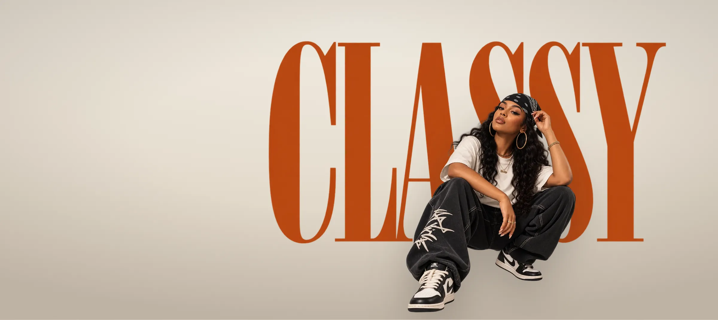 Website-Konzept für eine Popup-Party-Reihe: Tänzerin im Old-School-HipHop-Look vor dem orangen CLASSY-Schriftzug auf Papier