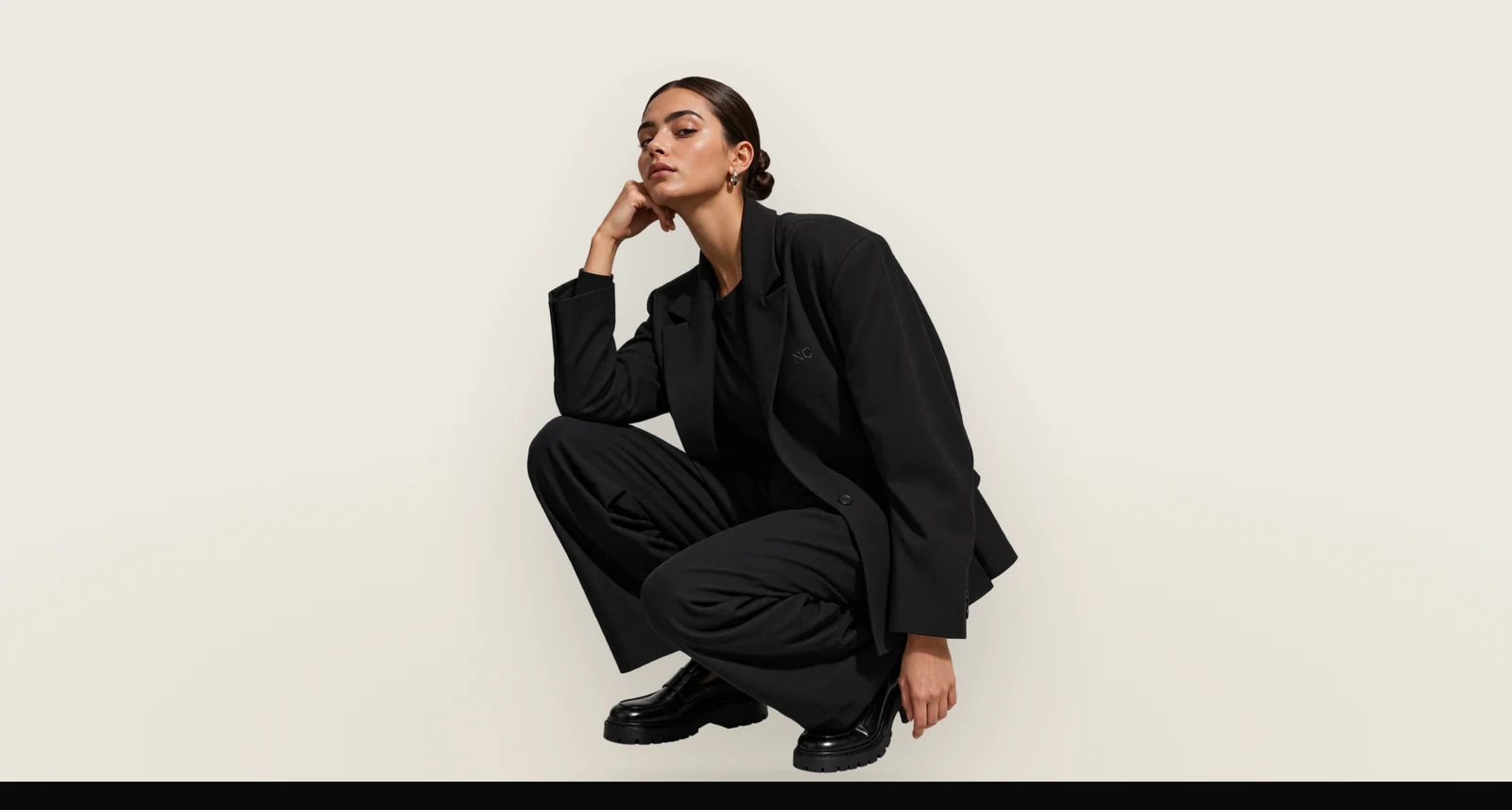 Website-Konzept für ein Modelabel: Editorial-Portrait in Schwarz vor hellem Grund