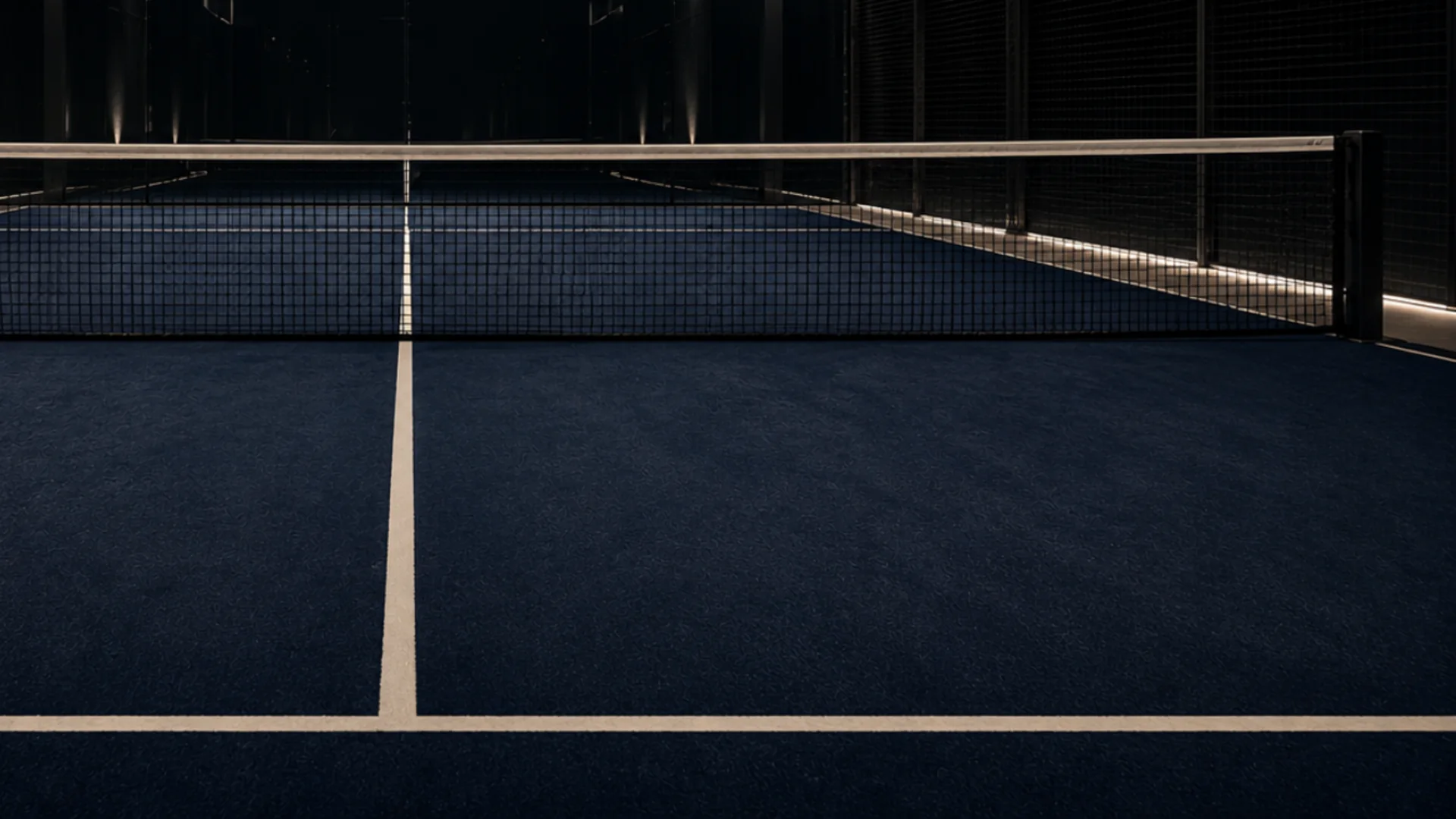 Leerer Indoor Padel Court bei gedimmtem Licht